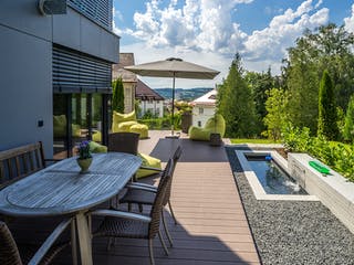 Fertighaus Haus mit Einliegerwohnung WW von Weizenegger Schlüsselfertig ab 650000€, Satteldach-Klassiker Außenansicht 7