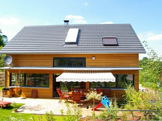 Fertighaus Wezenäcker von Holzhaus Rosskopf Schlüsselfertig ab 439000€, Satteldach-Klassiker Außenansicht 2