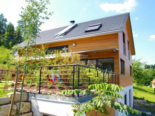 Fertighaus Wezenäcker von Holzhaus Rosskopf Schlüsselfertig ab 439000€, Satteldach-Klassiker Außenansicht 4