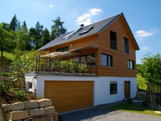 Fertighaus Wezenäcker von Holzhaus Rosskopf Schlüsselfertig ab 439000€, Satteldach-Klassiker Außenansicht 3
