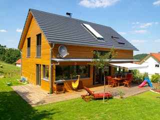 Fertighaus Wezenäcker von Holzhaus Rosskopf Schlüsselfertig ab 439000€, Satteldach-Klassiker Außenansicht 1