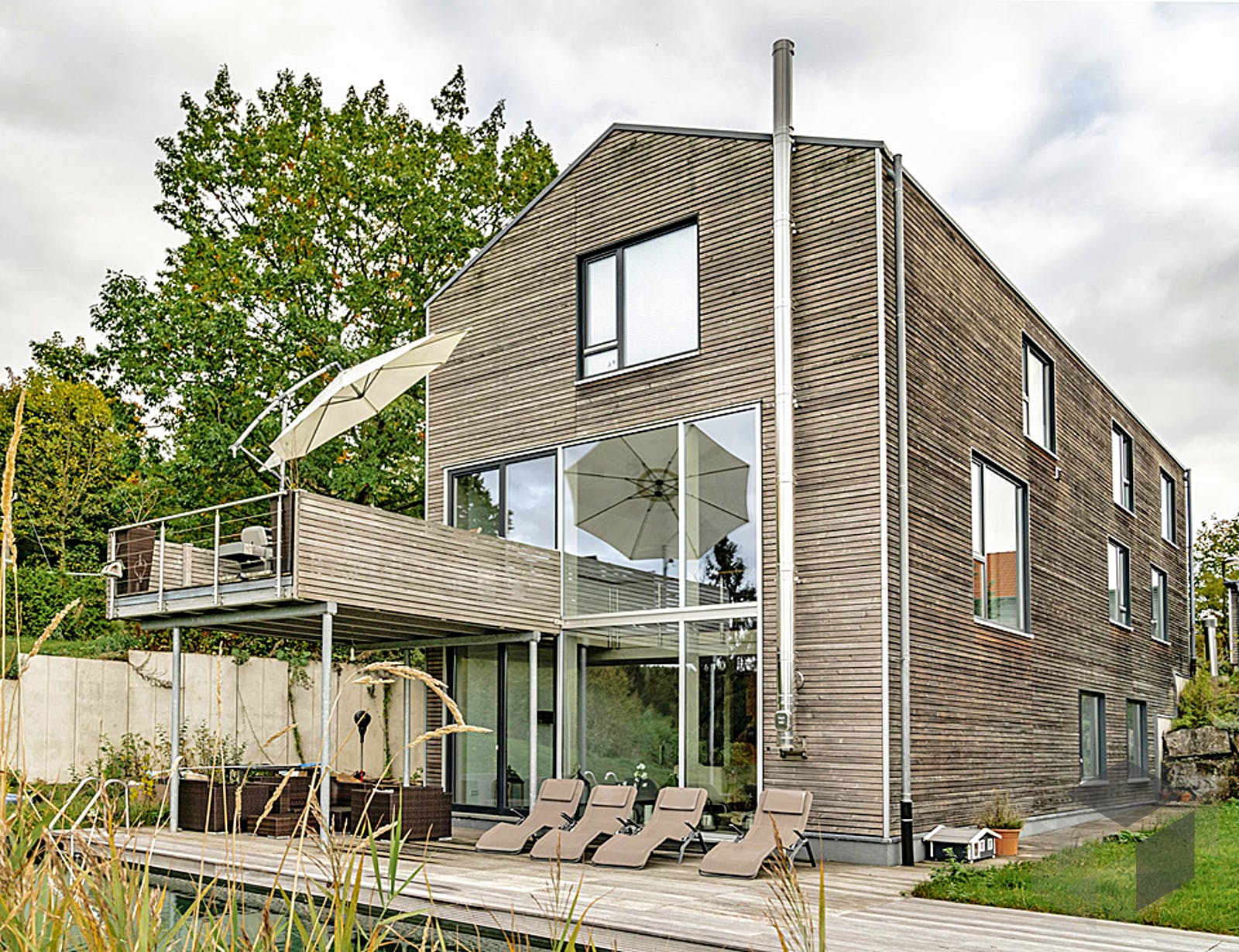 Einfamilienhaus Satteldachhaus mit Holzfassade von