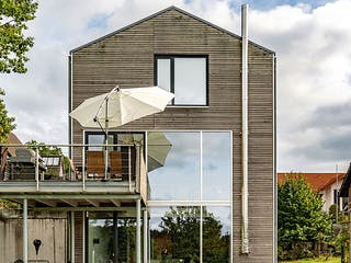 Fertighaus Satteldachhaus mit Holzfassade von Winterhoff, Satteldach-Klassiker Außenansicht 2