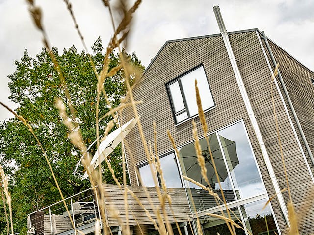 Fertighaus Satteldachhaus mit Holzfassade von Winterhoff, Satteldach-Klassiker Außenansicht 3
