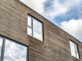 Fertighaus Satteldachhaus mit Holzfassade von Winterhoff, Satteldach-Klassiker Außenansicht 5
