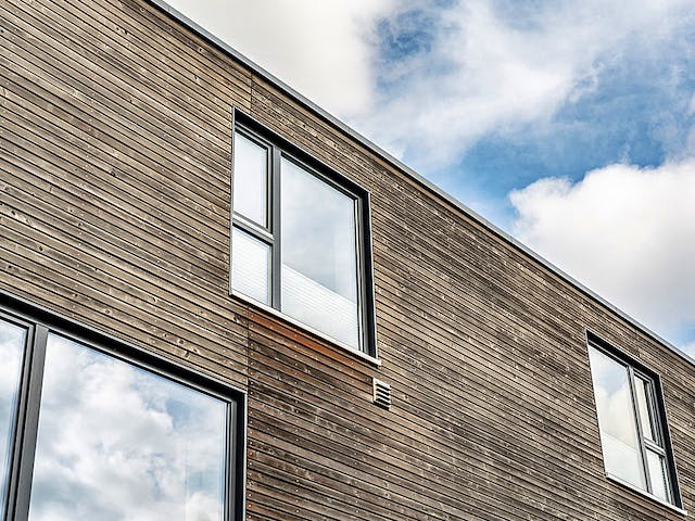Fertighaus Satteldachhaus mit Holzfassade von Winterhoff, Satteldach-Klassiker Außenansicht 5