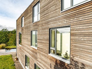 Fertighaus Satteldachhaus mit Holzfassade von Winterhoff, Satteldach-Klassiker Außenansicht 6