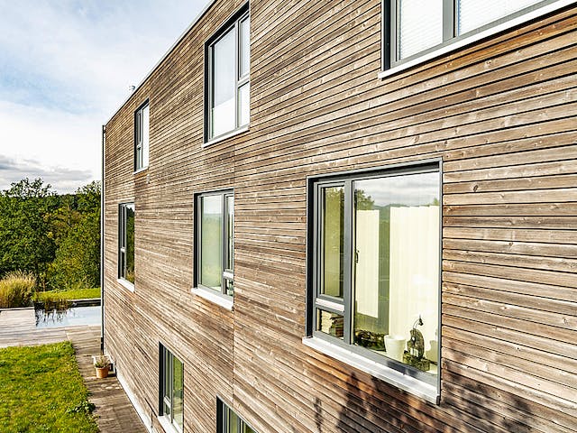Fertighaus Satteldachhaus mit Holzfassade von Winterhoff, Satteldach-Klassiker Außenansicht 6