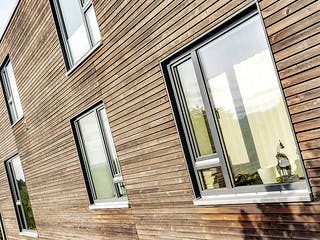 Fertighaus Satteldachhaus mit Holzfassade von Winterhoff, Satteldach-Klassiker Außenansicht 7