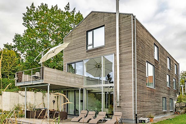 Modernes Holzhaus mit Terrasse von Winterhoff