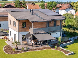 Fertighaus Einfamilienhaus mit Friseursalon von Wolf System, Pultdachhaus Außenansicht 2