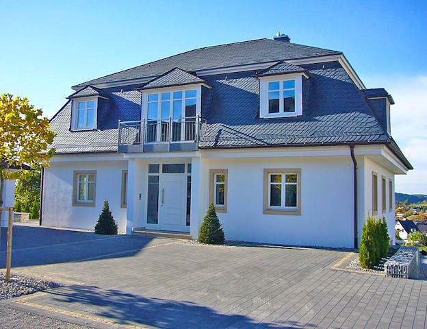 Fertighaus Hillebrand mit Mansardendach von Wiese und Heckmann