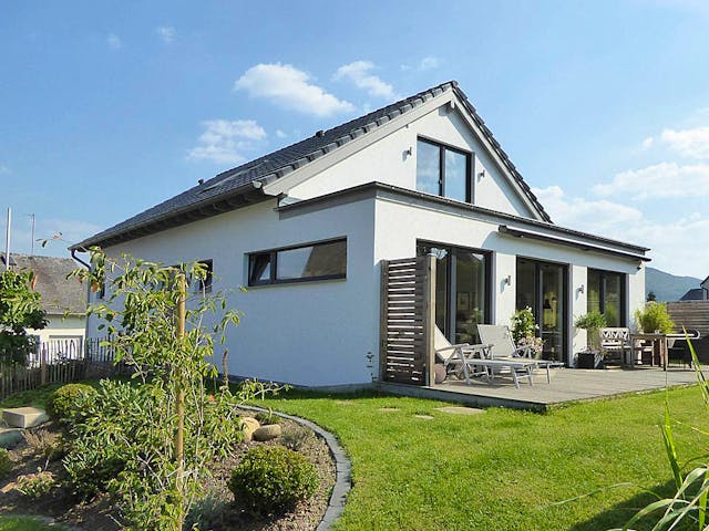 Fertighaus Haus Kersting von Wiese und Heckmann, Satteldach-Klassiker Außenansicht 2