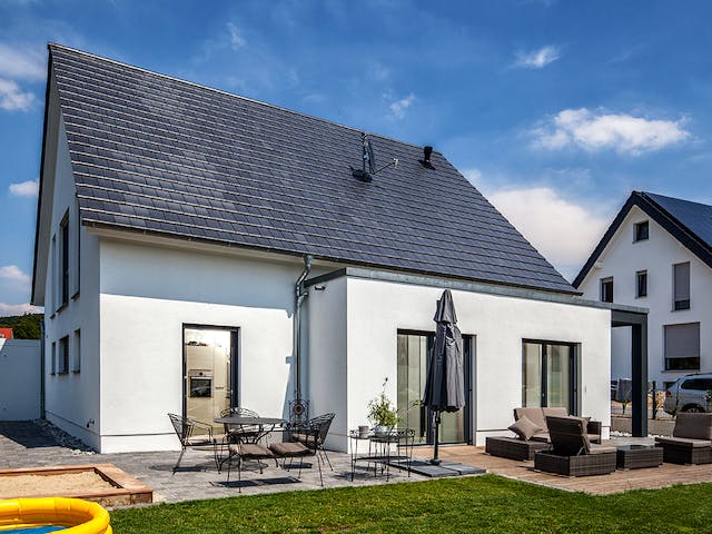 Massivhaus Kundenhaus Erdmann von Zaunmüller Massivhaus, Satteldach-Klassiker Außenansicht 2