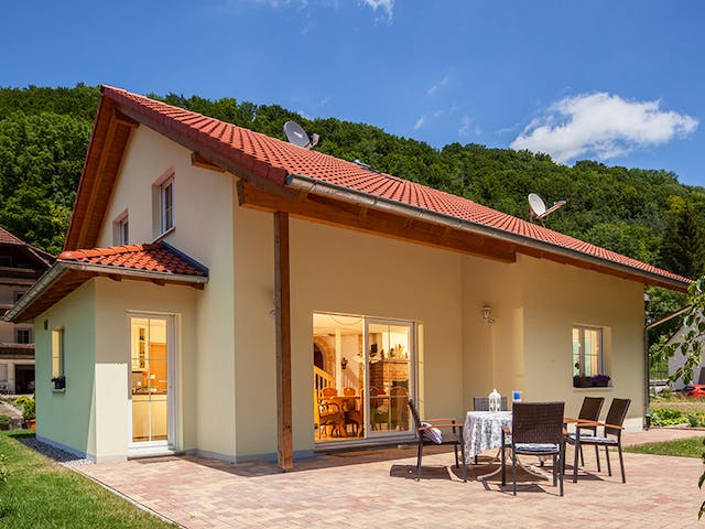 Massivhaus Kundenhaus Fichtner von Zaunmüller Massivhaus, Satteldach-Klassiker Außenansicht 2