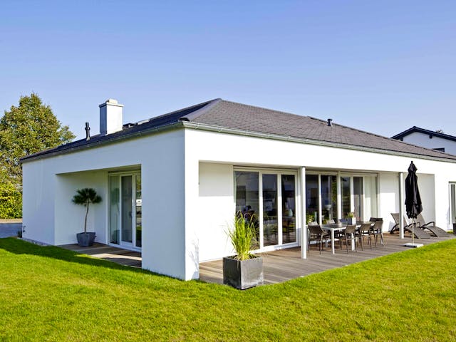 Massivhaus Kundenhaus Winter von Zaunmüller Massivhaus, Bungalow Außenansicht 1