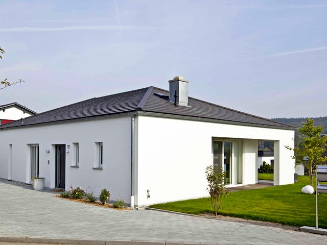 Massivhaus Kundenhaus Winter von Zaunmüller Massivhaus, Bungalow Außenansicht 2