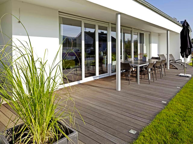 Massivhaus Kundenhaus Winter von Zaunmüller Massivhaus, Bungalow Außenansicht 3