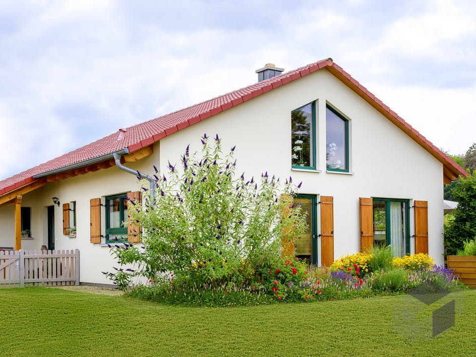 Einfamilienhaus als Bungalow mit Carport & Geräteschuppen