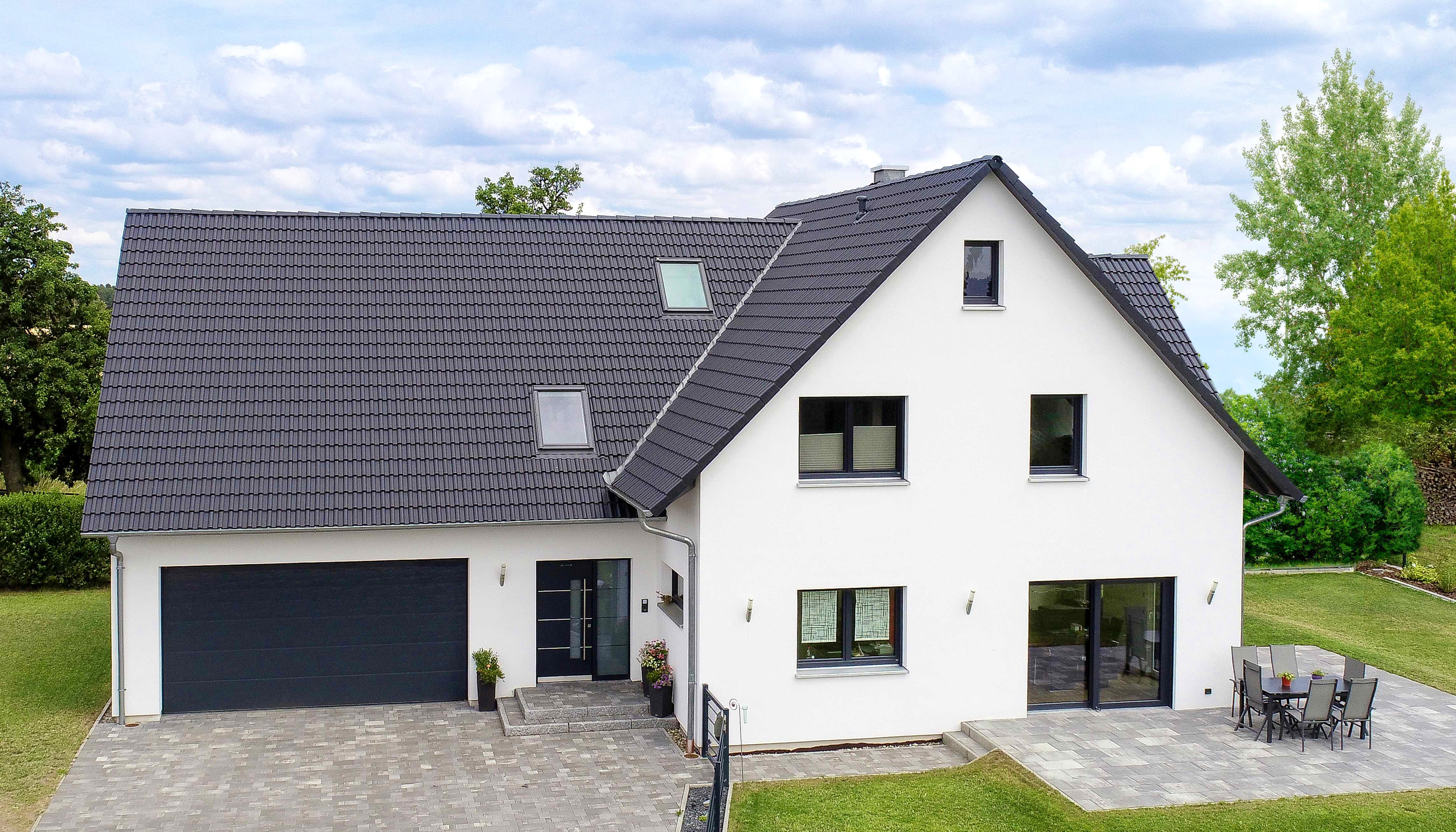 Fertighaus Einfamilienhaus mit Garage Var. 2 von Ziegler Haus Schlüsselfertig ab 350000€, Satteldach-Klassiker Außenansicht 2