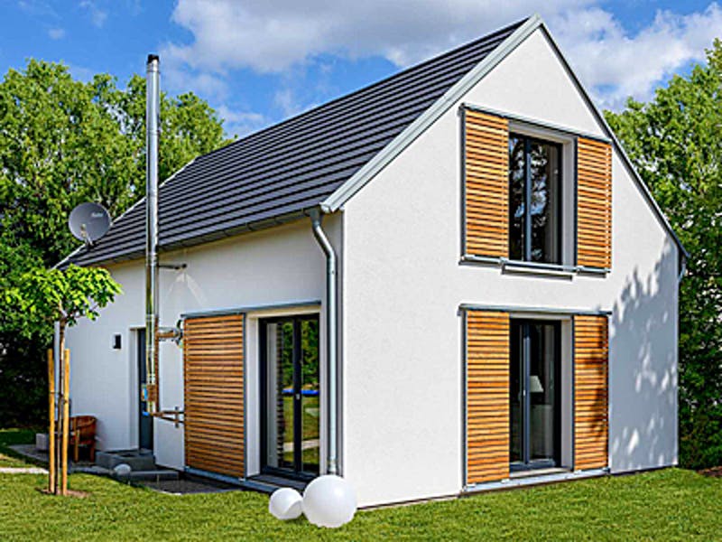Weißes Satteldachhaus mit Schiebeläden aus Holz von Ziegler Haus