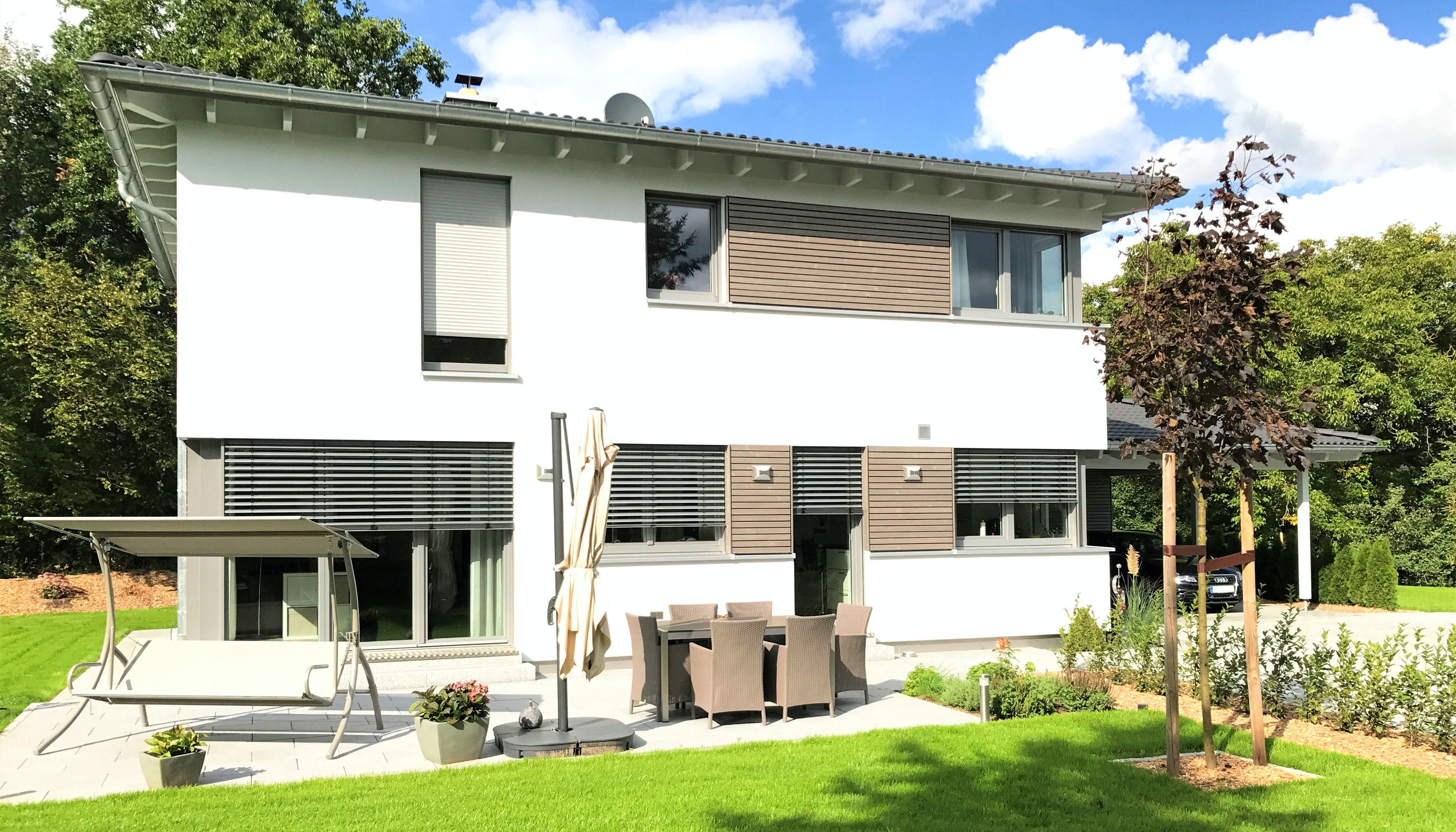 Fertighaus Einfamilienhaus Walmdach mit Carport & Geräteschuppen von Ziegler Haus Schlüsselfertig ab 410000€, Außenansicht 1