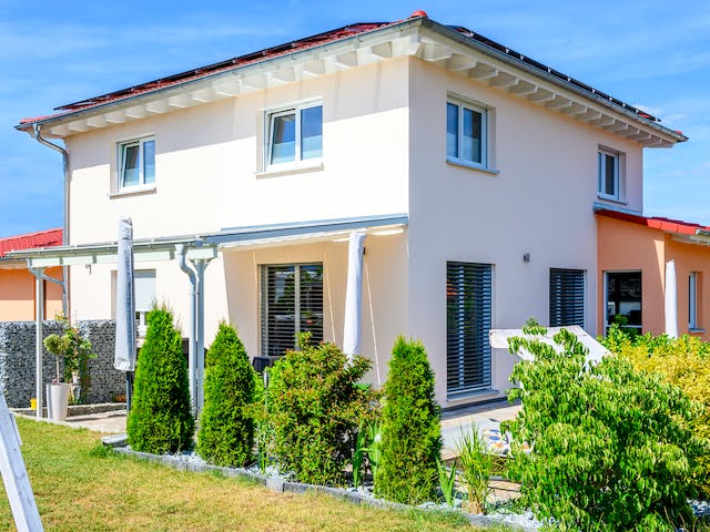 Fertighaus Einfamilienhaus Walmdach mit Doppelgarage von Ziegler Haus Schlüsselfertig ab 295000€, Stadtvilla Außenansicht 2