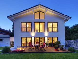 Fertighaus Zorneding von Regnauer Hausbau Schlüsselfertig ab 360285€, Satteldach-Klassiker Außenansicht 1