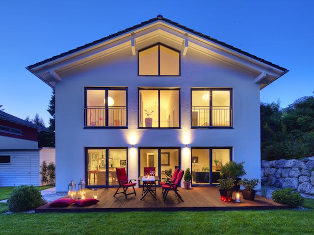 Fertighaus Zorneding von Regnauer Hausbau Schlüsselfertig ab 360285€, Satteldach-Klassiker Außenansicht 1