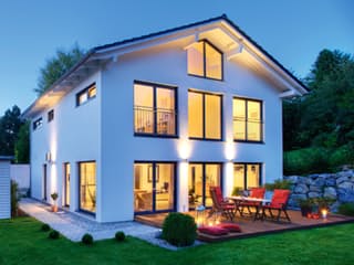 Fertighaus Zorneding von Regnauer Hausbau Schlüsselfertig ab 360285€, Satteldach-Klassiker Außenansicht 5